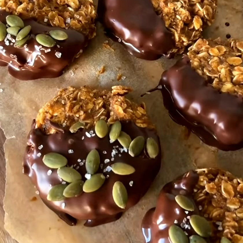 Oat and chocolate cookies